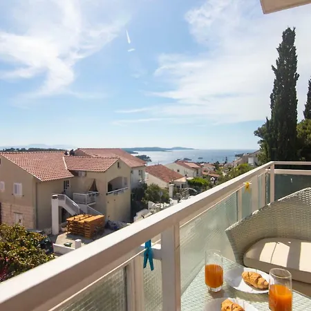 شقة And Nikol هفار