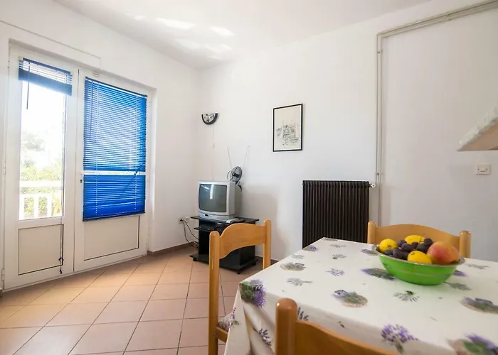 شقة And Nikol هفار