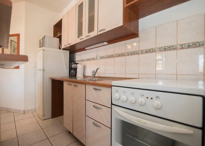 And Nikol شقة هفار