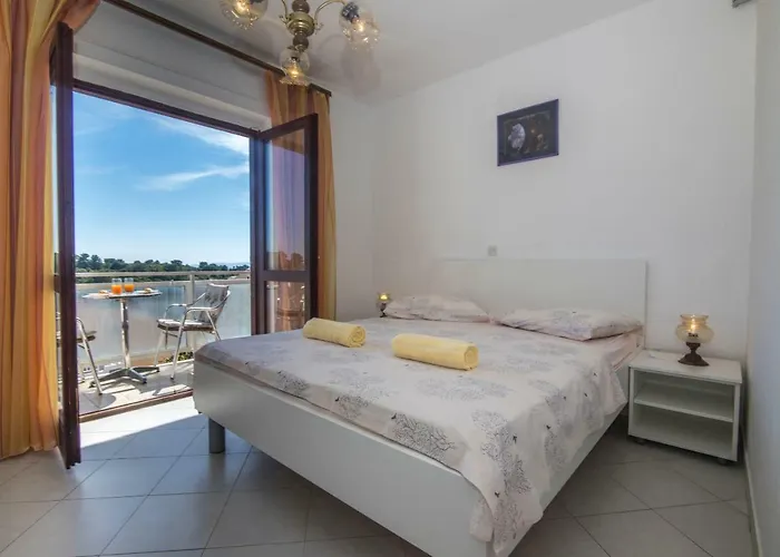 And Nikol شقة هفار