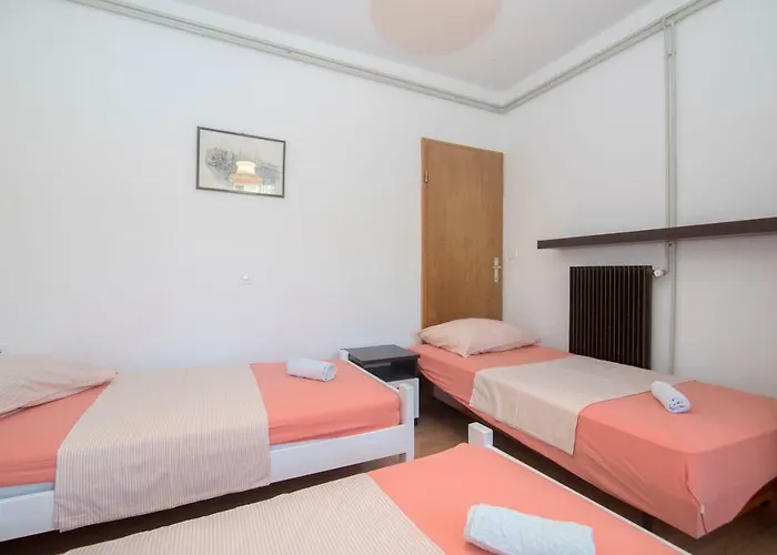 شقة And Nikol هفار